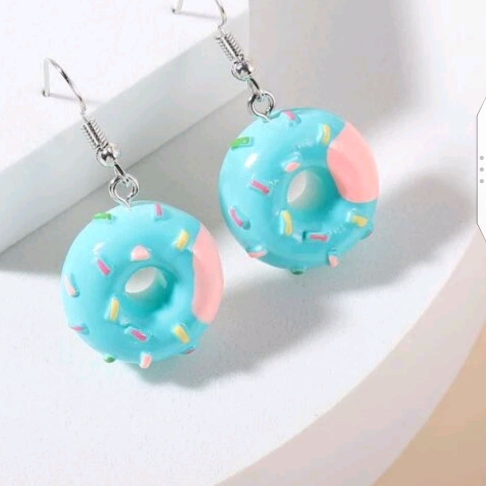 ✨3 FOR $28✨🆕🍩 CUTE SPRINKLED DONUT DROP EARRINGS